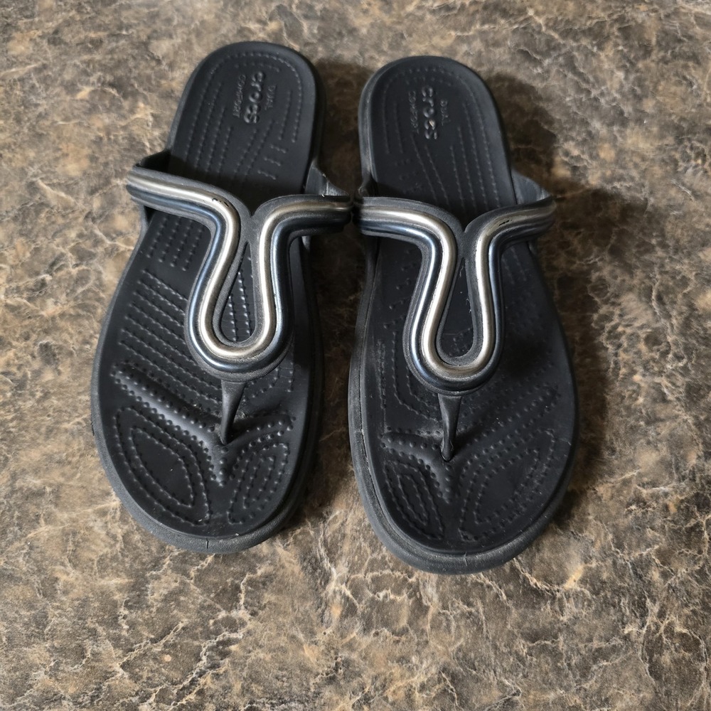 Women's Size 7 CROCS Sanrah Metal Block Flip Flop Wedge Sandal Black‎  & Silver